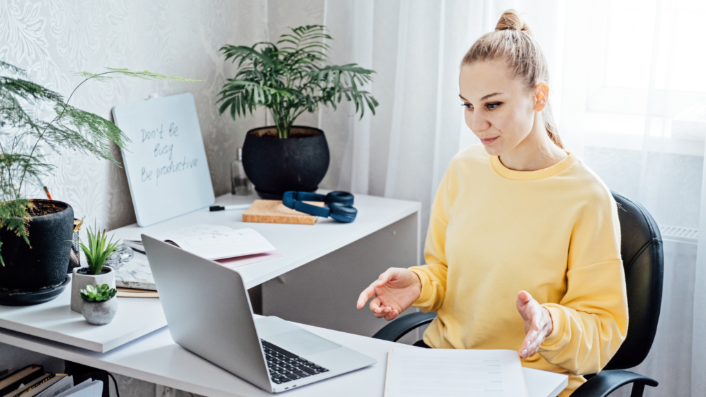 Guide explaining beginner-friendly side hustles anyone can start in 2025 to earn extra income online and offline.