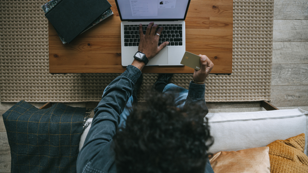 Guide explaining the best online tools to make money in 2025 for beginners.